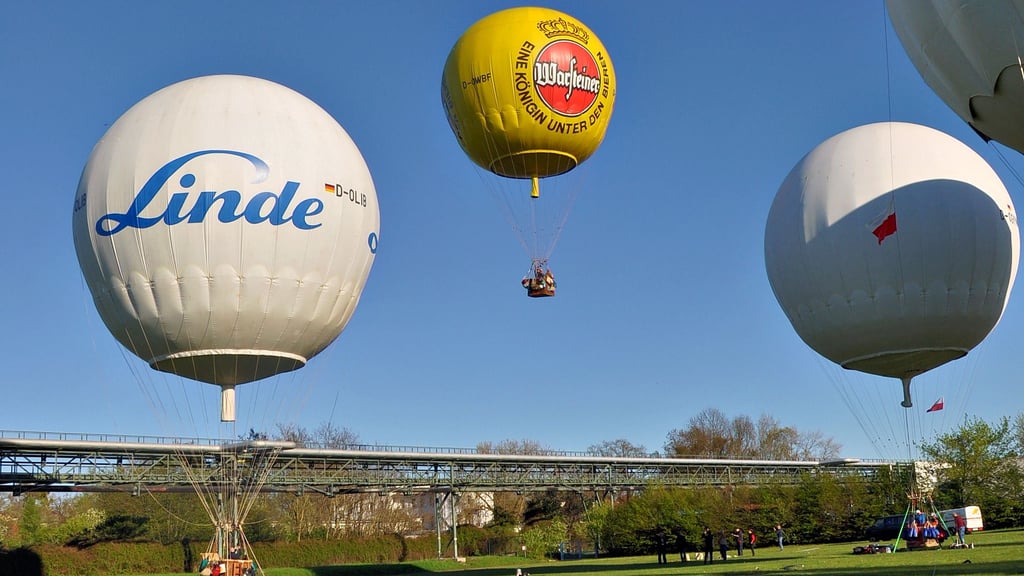 Ballonfahrer laden zum Abend der offenen Tür in Bitterfeld.