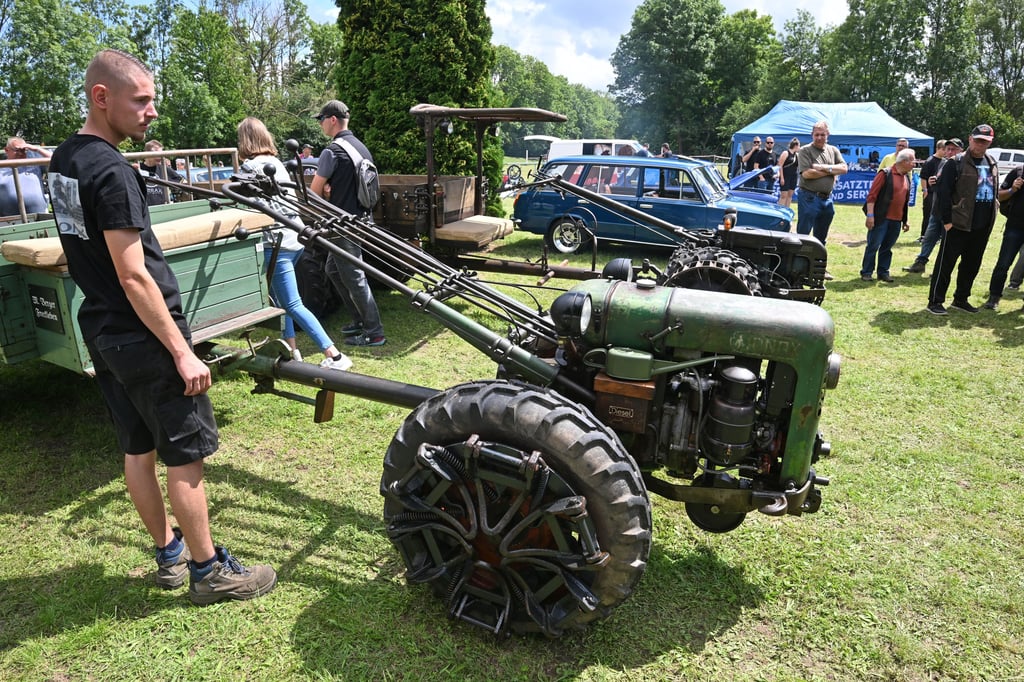 Oldtimer- und Zweitakt-Treffen der „Blauen Fahne“ in Mehringen: Max Berger aus Freckleben mit seinem Monax Einachsschlepper.