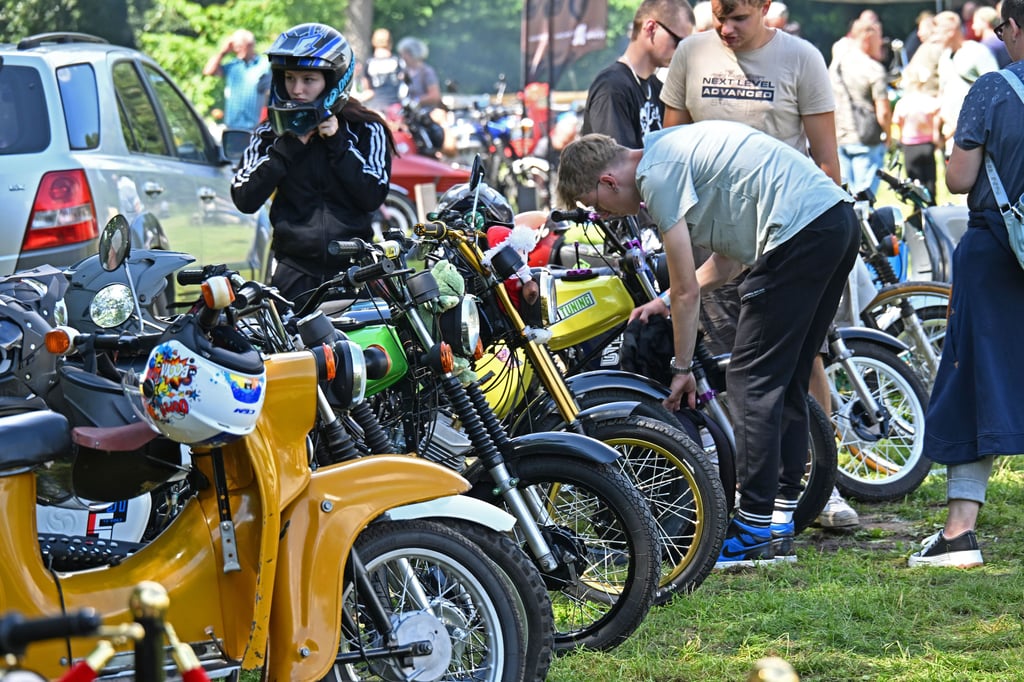 Oldtimer- und Zweitakt-Treffen der „Blauen Fahne“ in Mehringen: Ob Schwalbe oder S51 - vor allem bei Jugendlichen ist die „Simme“ wieder sehr gefragt,