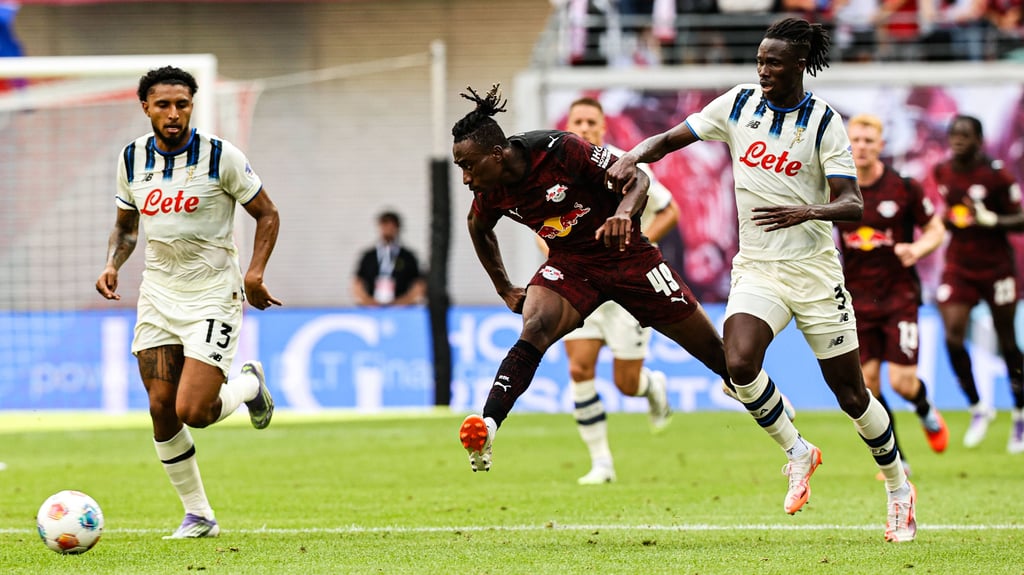 RB-Sommerzugang Yan Diomande tankt sich durch Bergamos Verteidigung