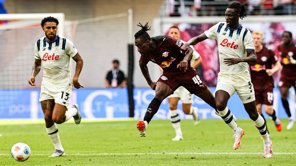 RB-Sommerzugang Yan Diomande tankt sich durch Bergamos Verteidigung
