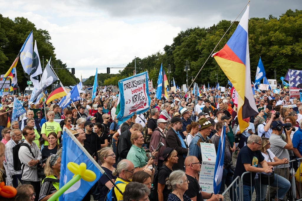 Hunderte Menschen aus der „Querdenken“-Bewegung sind zu einer Demo in Berlin gekommen.