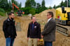 CKS-Prokurist David Vierling (von links), CKS-Geschäftsführer Lars Grundmannn und Immobilienmakler Roman Schwarz auf der Baustelle an der Weinbergstraße in Blankenburg.