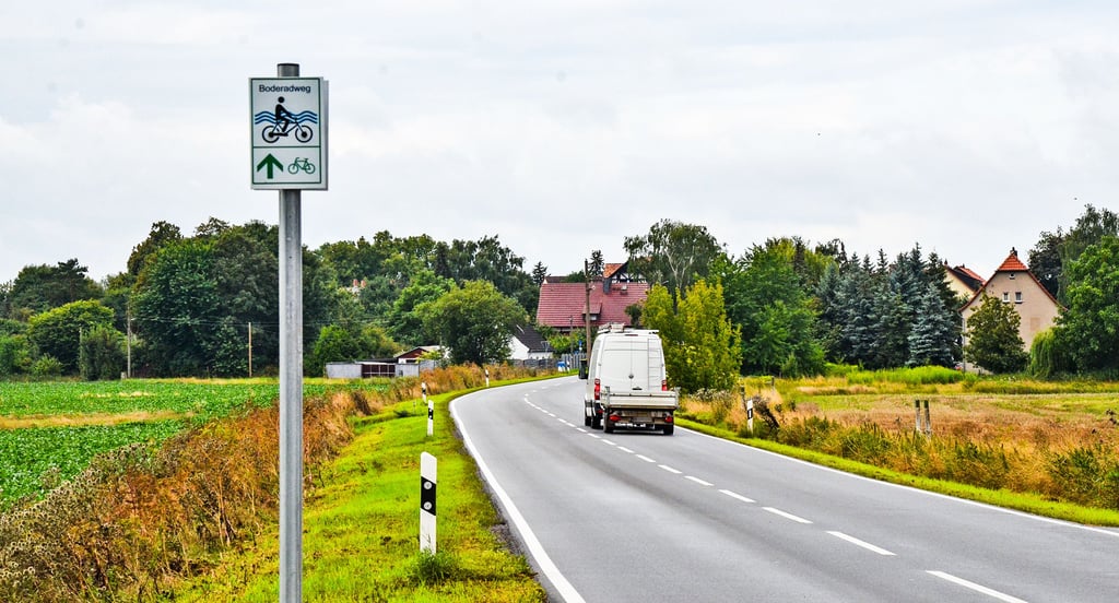 Schon seit einigen Jahren ist ein Radweg von der Kreuzung B246 (Flotts Höhe) bis zum Bahnhof Hadmersleben geplant.