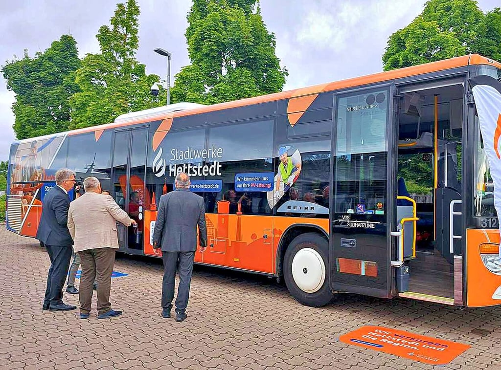 Die Stadtwerke Hettstedt haben gemeinsam mit der Verkehrsgesellschaft Südharz vier neue E-Ladepunkte und einen besonderen Bus eingeweiht.
