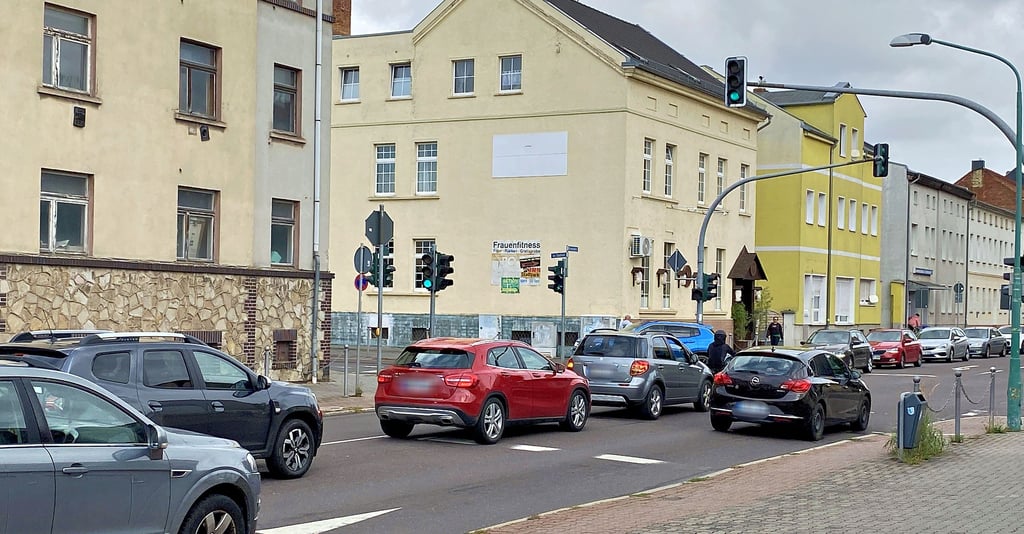 Die Friedrichstraße in Schönebeck ist gerade für Linksabbieger Richtung Am Stadtfeld ein stehendes Vergnügen.