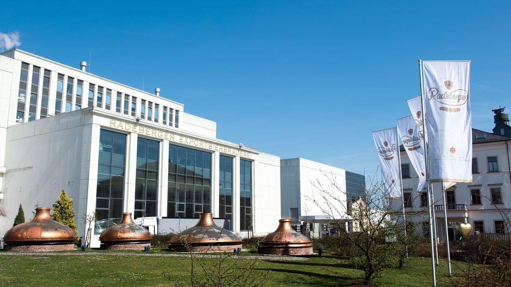 Die Gewerkschaft NGG hat die Beschäftigten der Radeberger Brauerei zu einem Warnstreik aufgerufen. Der soll bis Dienstagabend dauern (Archivbild)
