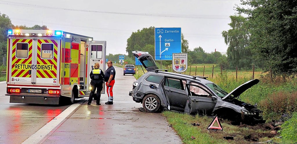 Der Unfall ereignete sich am an der Landesgrenze zwischen Schleswig-Holstein und Mecklenburg-Vorpommern. Das Auto wurde völlig zerstört, doch die Insassen aus Sachsen-Anhalt hatten viel Glück.