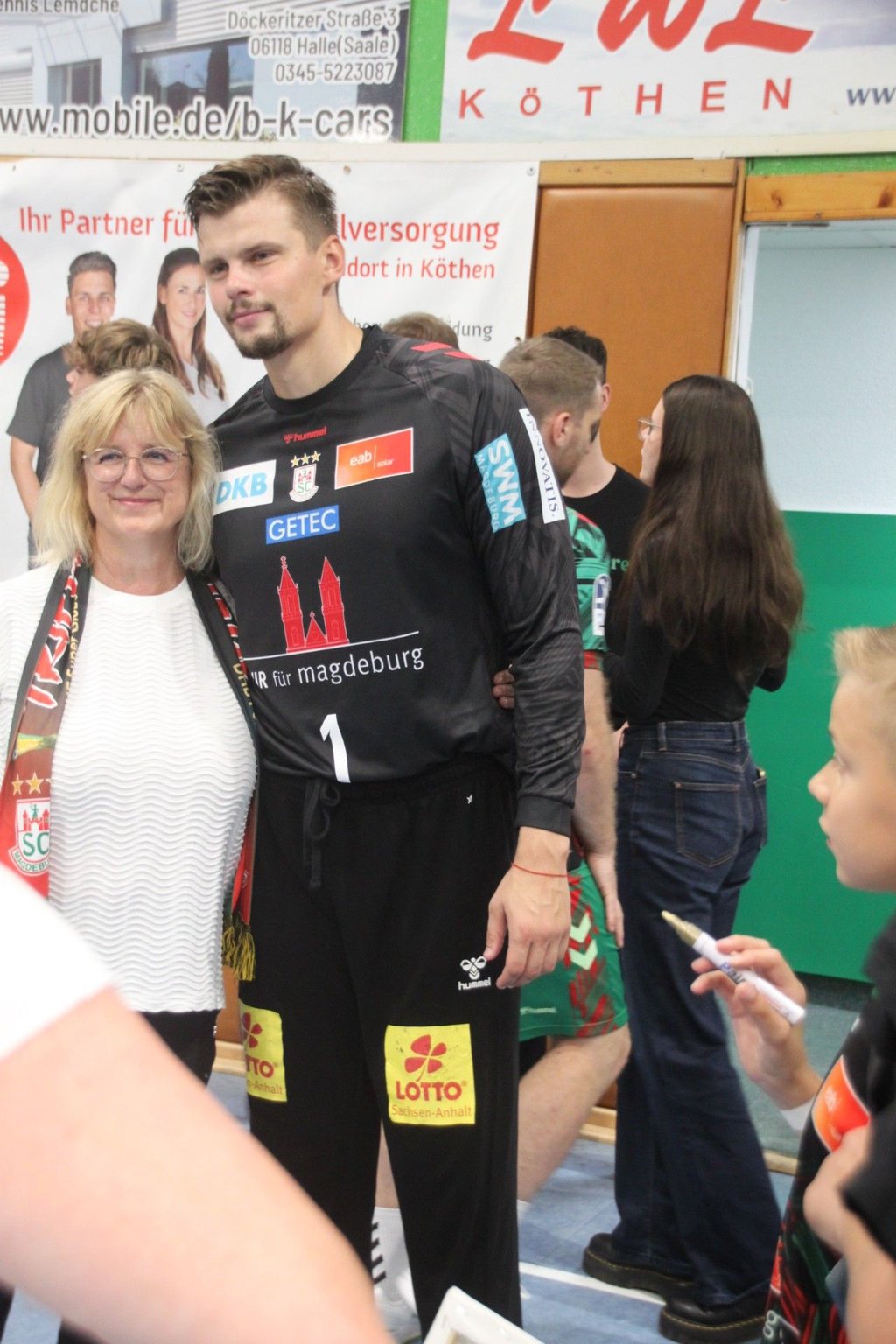 Die SCM-Stars, hier Torwart Hernandez, nahmen sich viel Zeit für die Fans in Köthen.