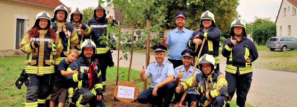 Die Feuerwehr Biere nimmt ihre Nominierung ernst und pflanzt innerhalb von 48 Stunden einen Baum am Gerätehaus.