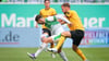 Fürths Branimir Hrgota (links) im Zweikampf mit Lars Bünning von Dynamo Dresden.