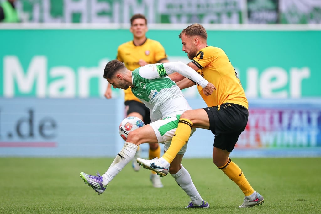 Fürths Branimir Hrgota (links) im Zweikampf mit Lars Bünning von Dynamo Dresden.