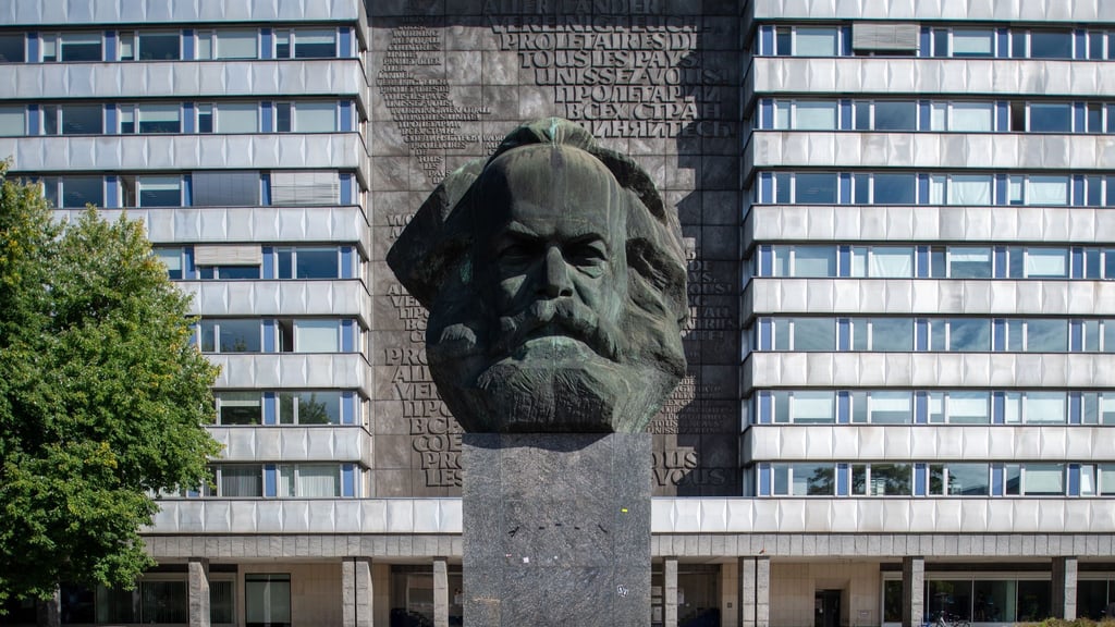 Einer der Schauplätze des diesjährigen Lichtkunstfestivals „Light Our Vision“: das Karl-Marx-Monument in Chemnitz mit dem dahinterliegenden Bürokomplex, der den Weg zum Marienplatz versperrt (Archivbild)