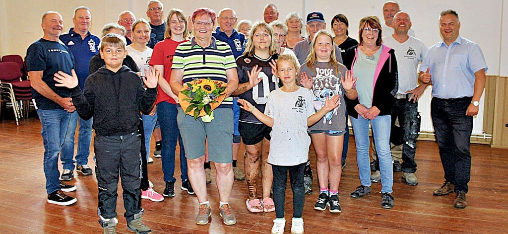 Die gute Seele des Orts inmitten ihrer Wimmelburger.