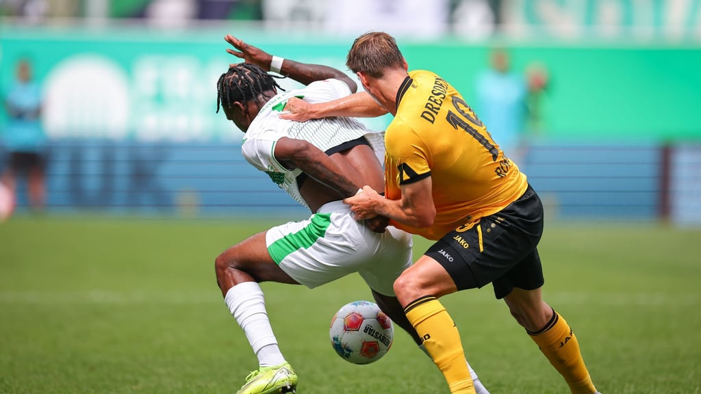 Fürths zweifacher Torschütze Noel Futkeu (l) kämpft mit Alexander Rossipal um den Ball.
