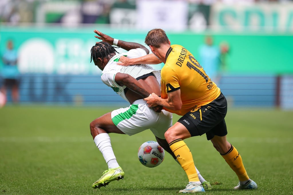 Fürths zweifacher Torschütze Noel Futkeu (l) kämpft mit Alexander Rossipal um den Ball.