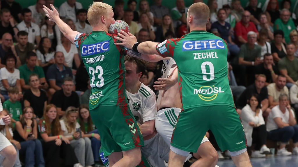Für die Spieler der TSV Hannover-Burgdorf gab es kaum ein Durchkommen gegen die Deckung der Grün-Roten umd Magnus Saugstrup (l.) und Tim Zechel.