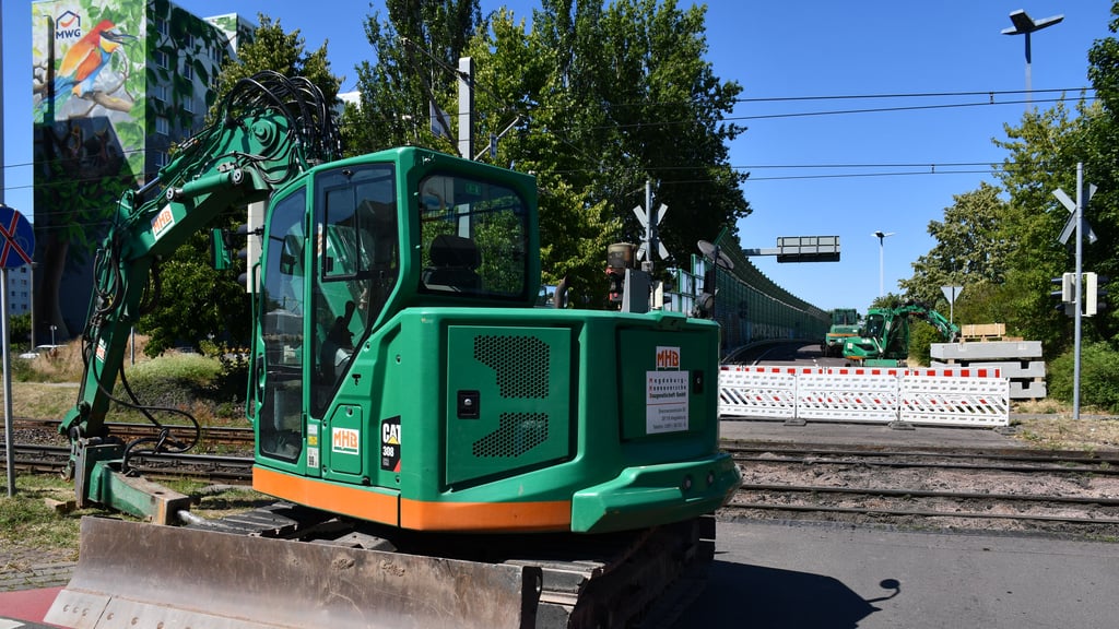 An der gesperrten Ringabfahrt im Magdeburger Norden laufen die letzten Arbeiten vor der Freigabe.