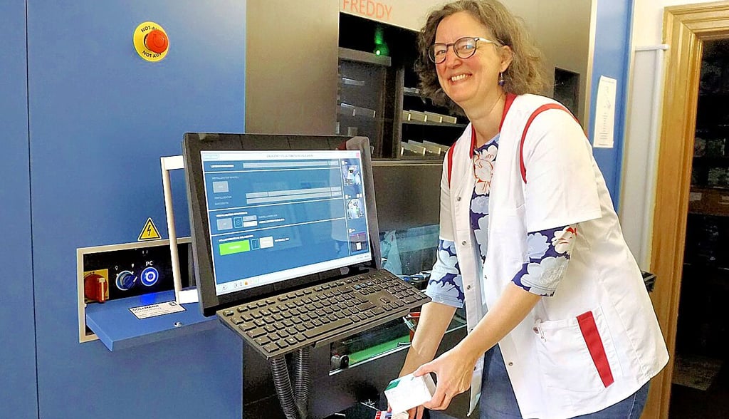 In Sachsen-Anhalt haben laut Angaben des Landesapothekerverbandes im ersten Quartal dieses Jahres 15 Apotheken dicht gemacht oder stünden kurz davor.. Sonja Willert bestückt den Kommissionierautomaten.