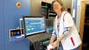 Sonja Willert bestückt den Kommissionierautomaten. 
