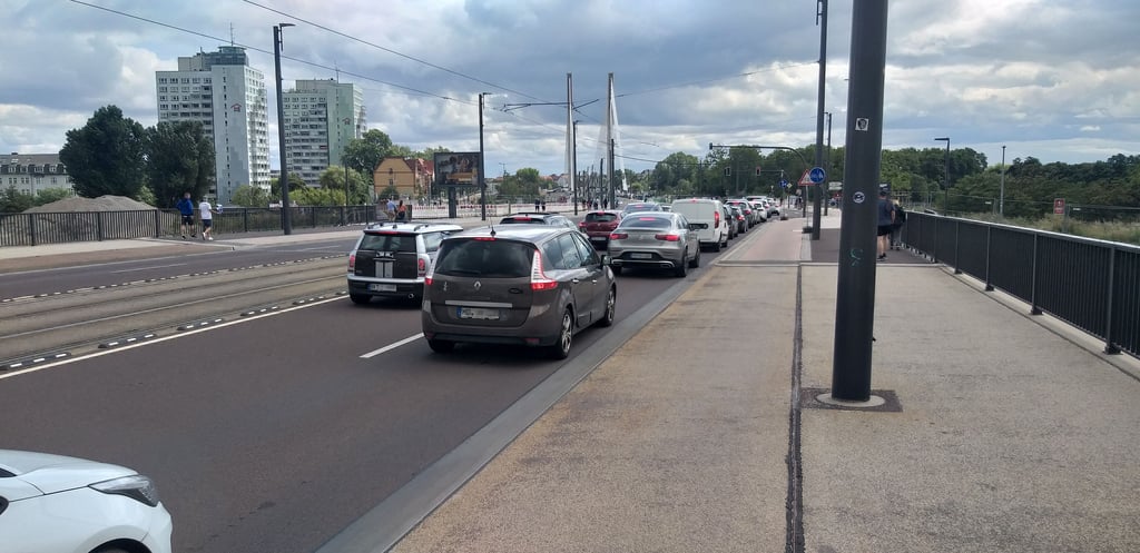 Rückstau auf dem Strombrückenzug rund eine Stunde vor Spielbeginn.
