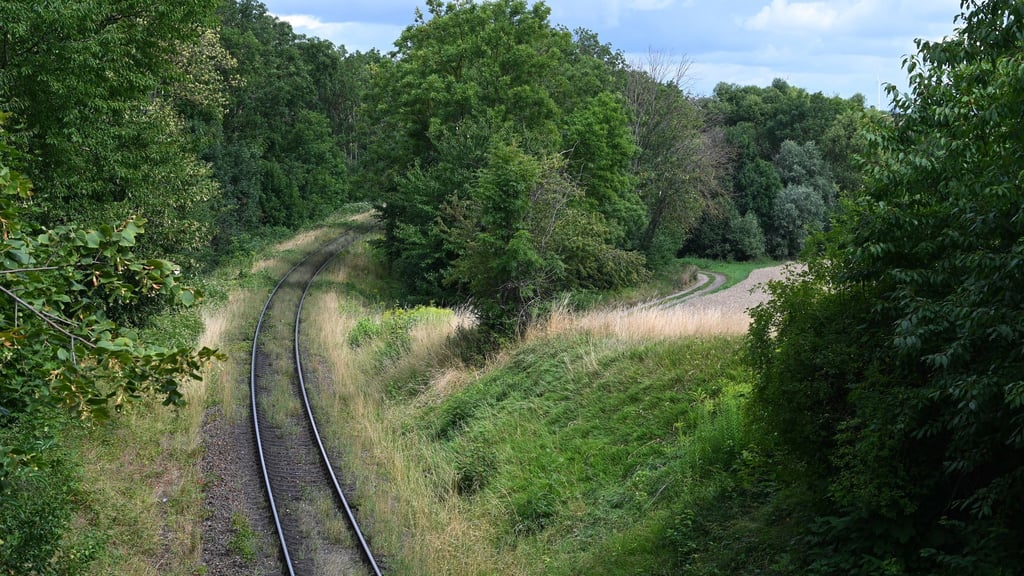 Freitagabend hat es einen Kabelbrand an einer Bahnstrecke in Höhe Webau, einem Ortsteil der Stadt Hohenmölsen, gegeben.