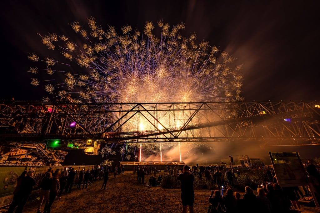 Vor der Kulisse der Förderbrücke F60 konnten Besucherinnen und Besucher das Feuerwerkfestival „Pyro Games“ verfolgen.