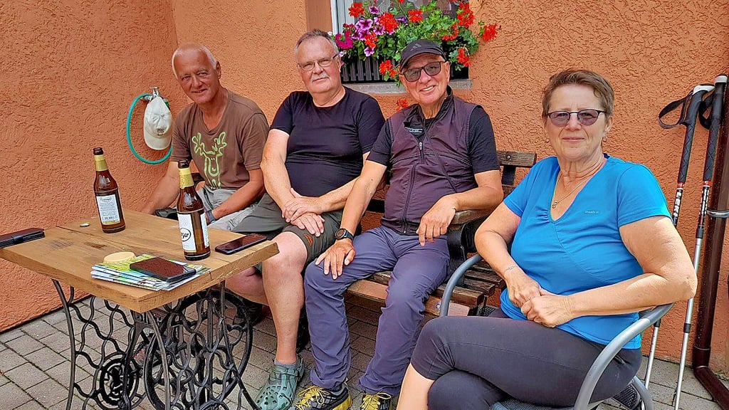 Matthias Jordan (v.l.), Peter Beck, Günter Polauke und Claudia Beck haben in Döhren viel zu erzählen.