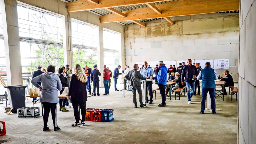 Rund 60 Gäste haben sich im Rohbau des Feuerwehrgerätehauses Mitte in Kathendorf zum Richtfest eingefunden.