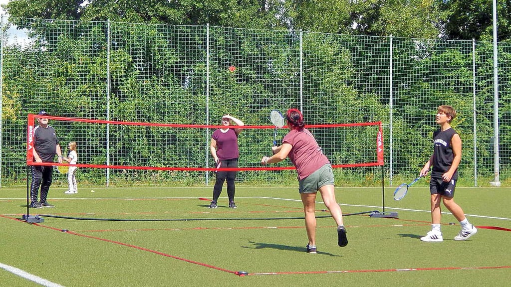 Die Besucher des Sportfests vom SV Grün-Weiß-Süplingen durchlaufen mehrere sportliche Stationen, um Stempel für die Tombola zu sammeln. Dazu gehört auch das Badminton.