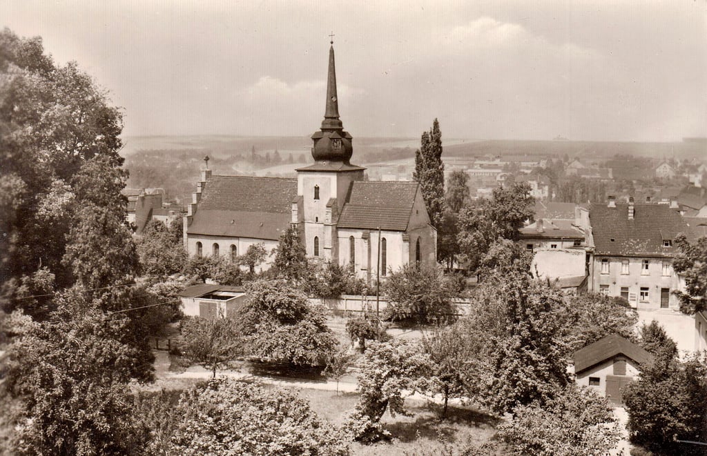 Am 1. August 1800 wurde Ernst Ortlepp in Droyßig als erster Sohn des dortigen Pfarrers geboren. Diese Postkarte wurde vom Verlag Lichtbild-Schincke aus Zeitz verlegt.