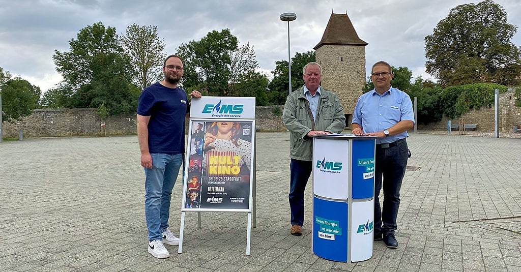 Im Hintergrund, links neben dem Turm, soll die Leinwand stehen. René Zok (Mitte), Lukas Wagner (links) und Frank Sieweck freuen sich drauf.