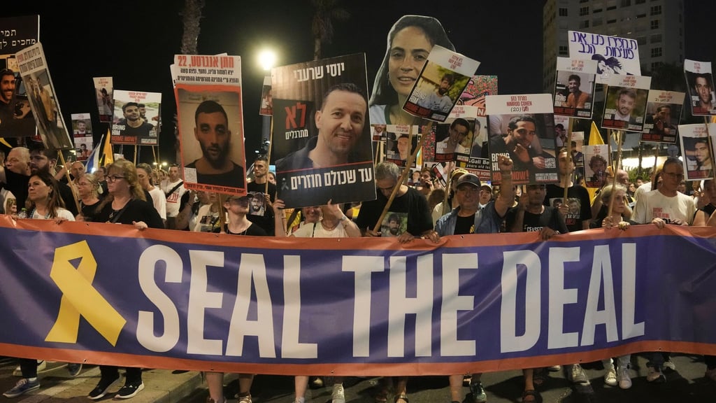 Erneut fordern in Israel Zigtausende die Freilassung der Geiseln im Gazastreifen. (Archivbild)