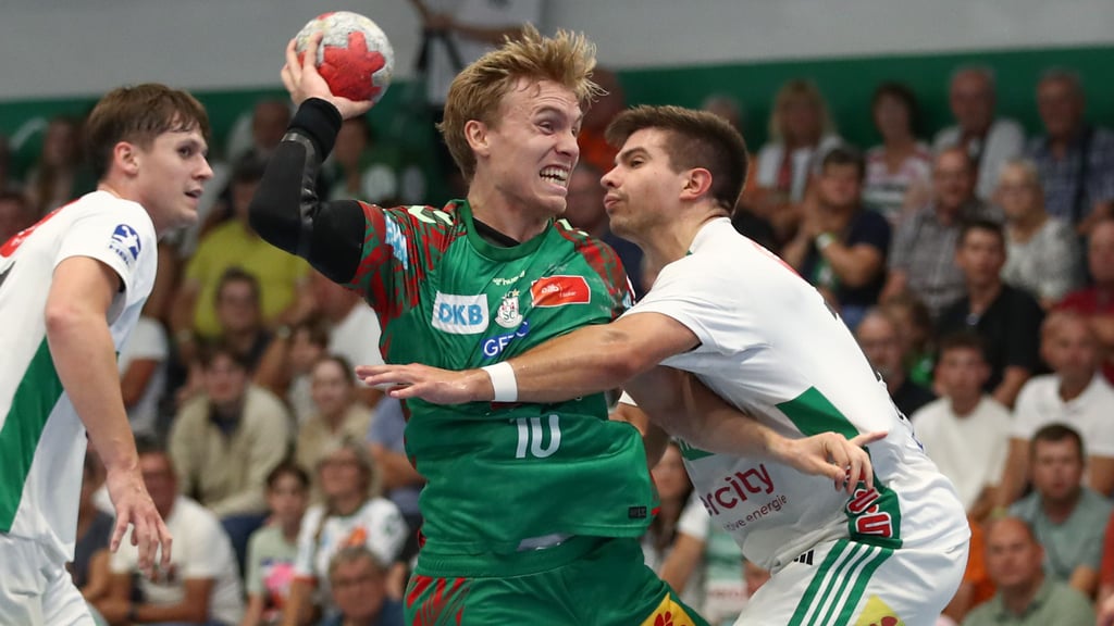 Gisli Kristjansson ging bei seinem Comeback wie gewohnt keinem Zweikampf aus dem Weg – hier gegen Hannovers Renars Uscins.