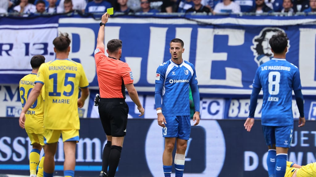 Andi Hoti sieht die Gelbe Karte im Spiel gegen Eintracht Braunschweig. Wenig später wurde der Abwehrspieler des FCM ausgewechselt.