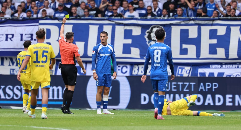 Andi Hoti sieht die Gelbe Karte im Spiel gegen Eintracht Braunschweig. Wenig später wurde der Abwehrspieler des FCM ausgewechselt.