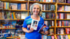 Franziska Beger ist die Inhaberin vom „Bücherkabinett“ und liest selber gerne in ihrer Freizeit. In der Hand: Ihre aktuellen Empfehlungen.
