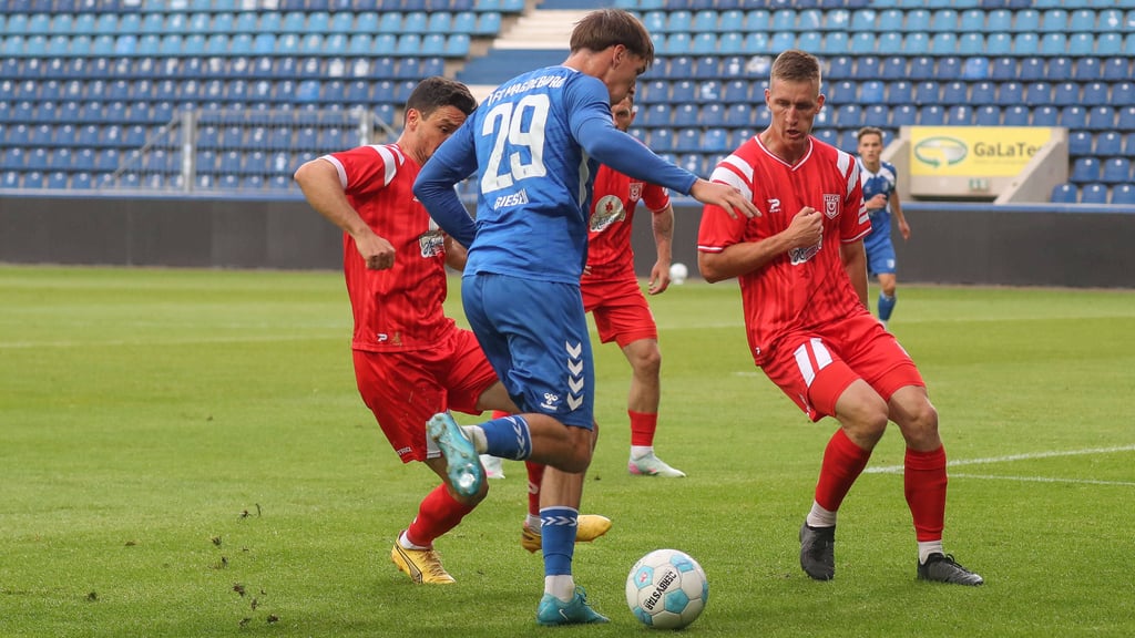 Pascal Schmedemann (r.) glänzt bisher in der Defensive des HFC.