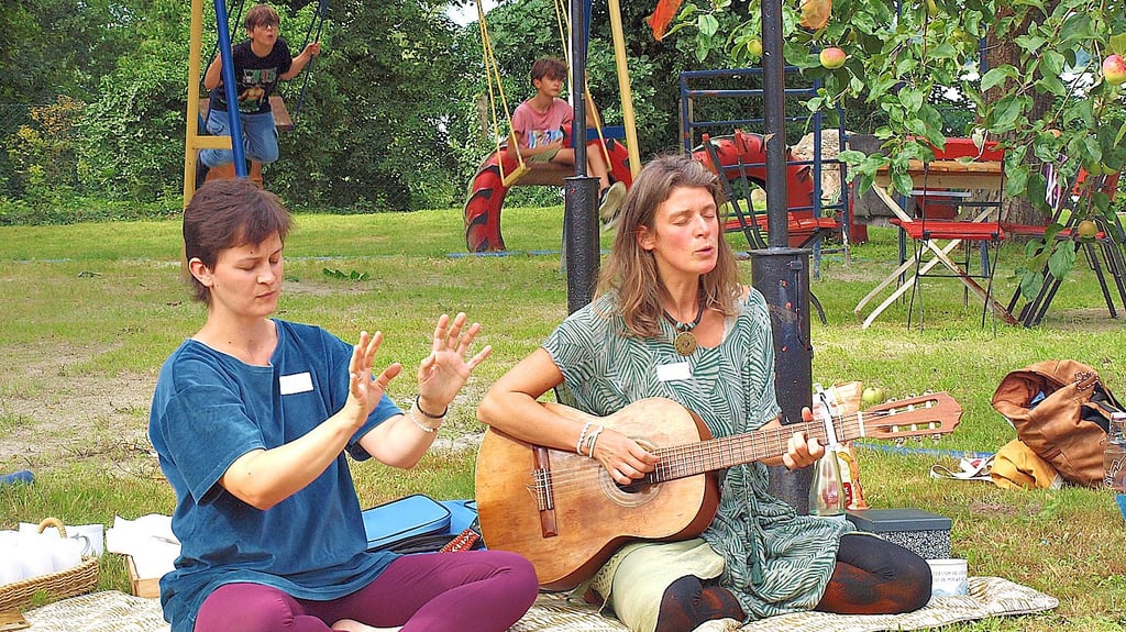 Eva Meier (links) leitete die Kakao-Zeremonie. Anna Mittag alias Alina Lavendel lud mit Gitarre zum meditativen Singen ein.