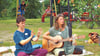 Eva Meier (links) leitete die Kakao-Zeremonie. Anna Mittag alias Alina Lavendel lud mit Gitarre zum meditativen Singen ein.