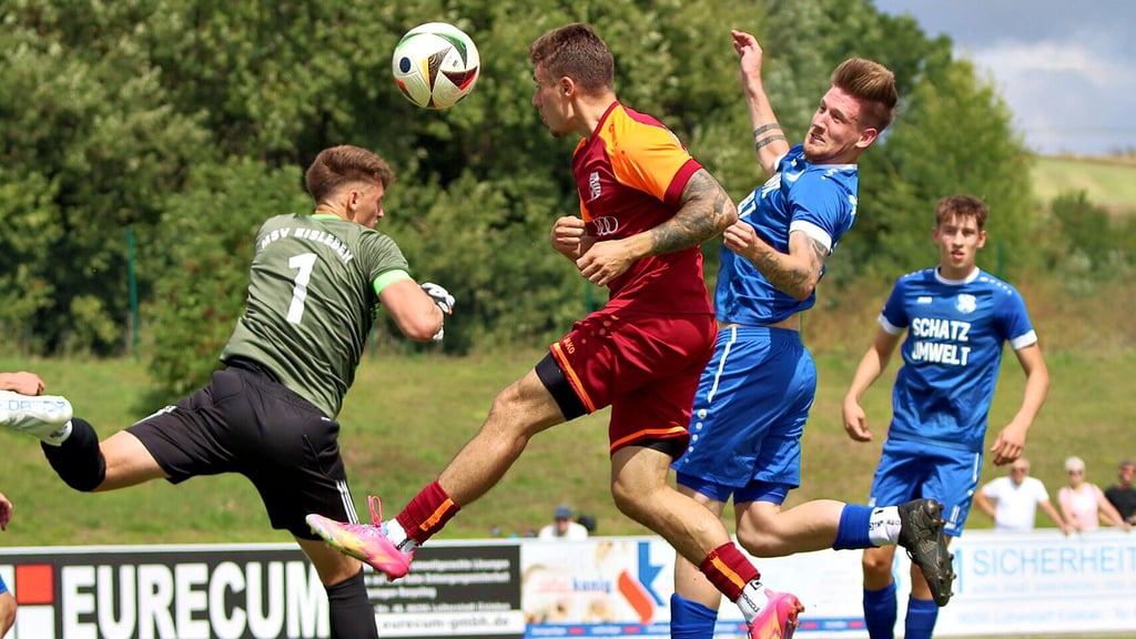 Viele brenzlige Situationen gab es vor dem Tor des MSV Eisleben. Der VfB Sangerhausen (blaue Trikots) siegte schließlich klar 3:0. 