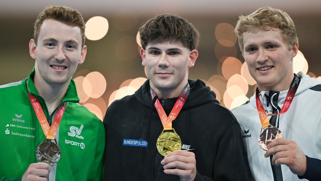 Europameister Nils Dunkel (l) landet am Barren hinter Dario Sissakis.