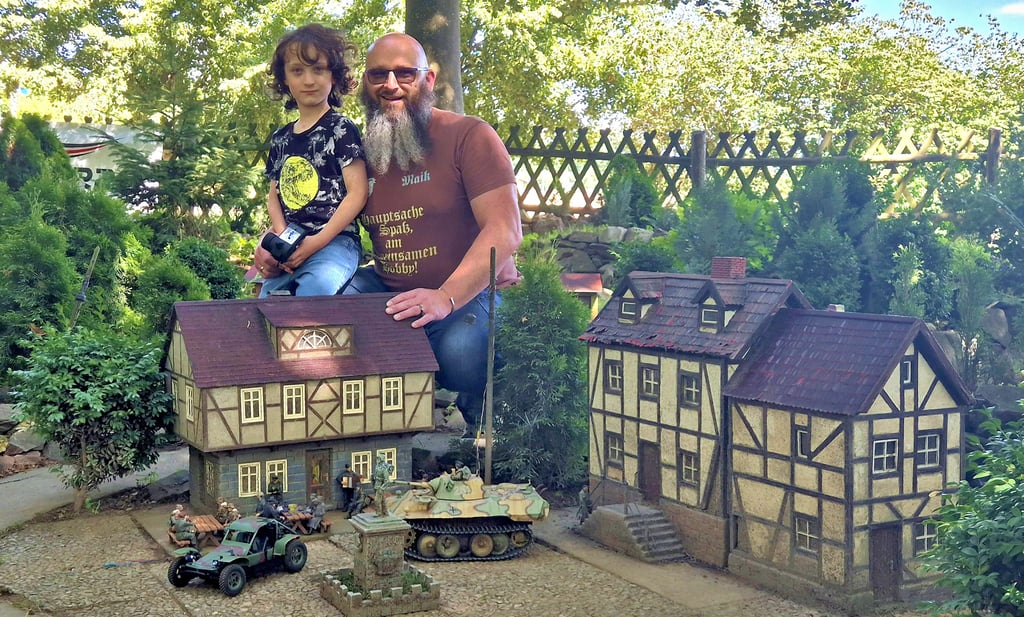 Manche Hobby brauchen Platz, auch das von Maik Weisheit – hier im Bild mit seinem siebenjährigem Sohn Alex.