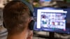 Kamera an: Wer sich in Onlinemeetings zeigt, trägt schon mal ein kleines bisschen zur besseren Sichtbarkeit im Job bei.