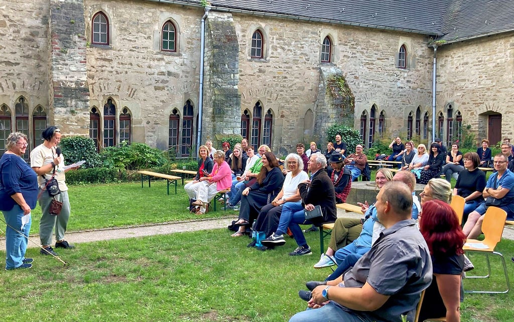 Annett Anders (links) und Jette Jansen vom Verein „Freunde der Lesenacht“ begrüßten die fünf Autoren und rund 70 Besucher der 5. Lesenacht am Samstagabend auf dem lauschigen Innenhof des Bernburger Klosters.