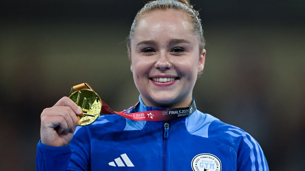 Meolie Jauch präsentiert stolz ihre Goldmedaille.