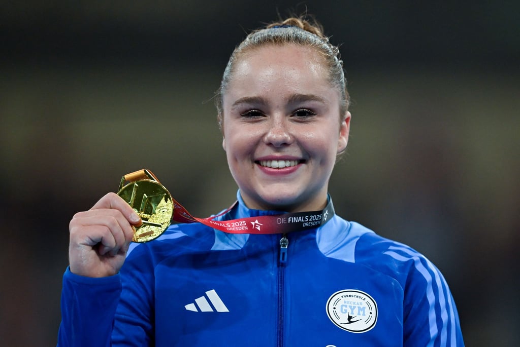 Meolie Jauch präsentiert stolz ihre Goldmedaille.