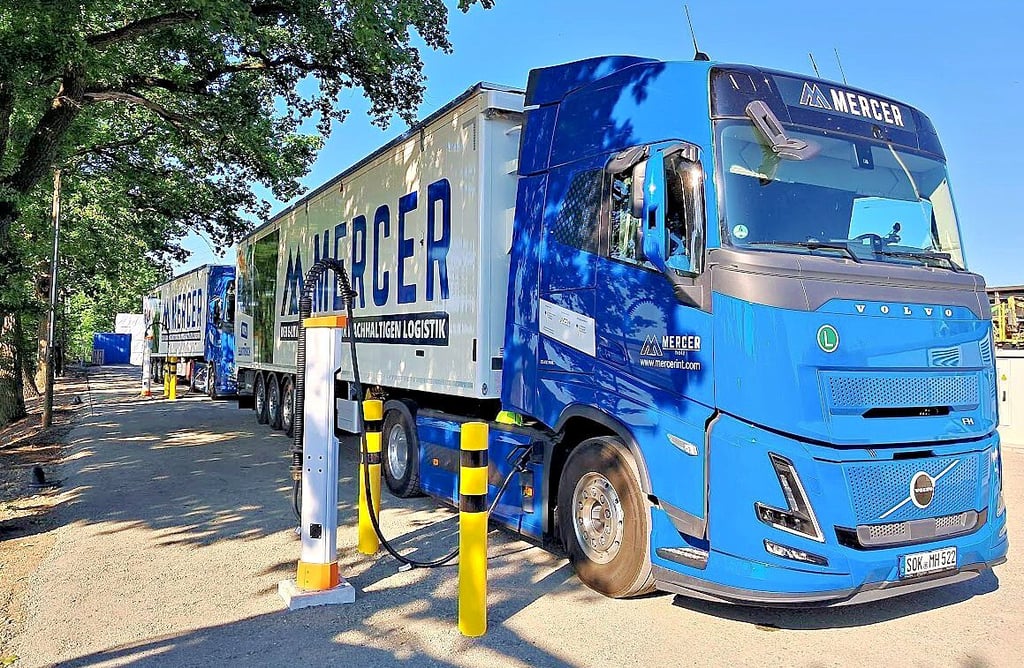 Eine von zwei Zapfsäulem zum Auftanken von Elektro-Lkw bei Mercer Holz im thüringischen Rosenthal. Wenn das Projekt für gut befunden wird, soll solche Technik auch in auch Arneburg Einzug halten.