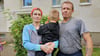 Nicole P. (l.) und ihr dreijähriger Sohn haben durch die Havarie eine Vergiftung erlitten. Lebensgefährte Guido K. ist nicht betroffen. 