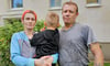 Nicole P. (l.) und ihr dreijähriger Sohn haben durch die Havarie eine Vergiftung erlitten. Lebensgefährte Guido K. ist nicht betroffen. 